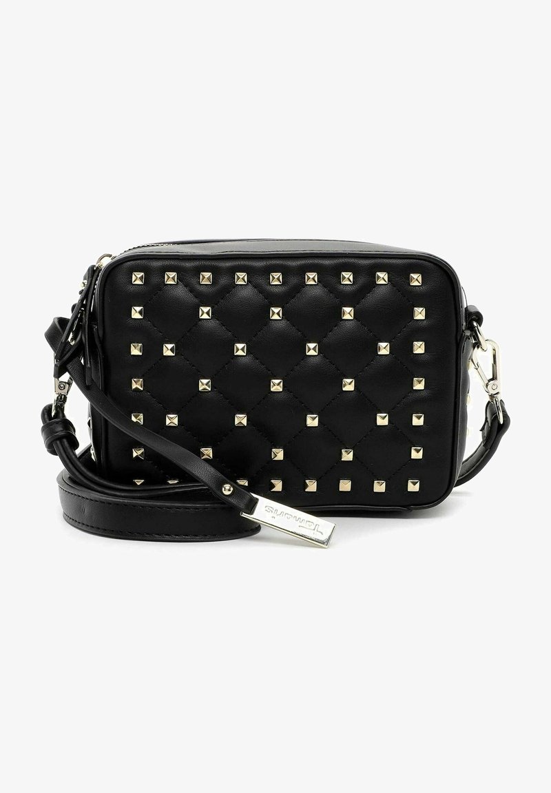 Czarna prostokątna torebka na ramię z pikowanym wzorem, złotymi kwadratowymi ćwiekami oraz regulowanym skórzanym paskiem z metalową plakietką z logo.