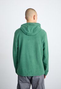 Nike Sportswear CLUB WINTERIZED - Felpa in pile - fir/white