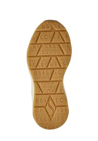 Rubberen zool van de schoen met een geometrisch, textuurpatroon. Bevat herhalende merknaam "SKECHERS" en een diamantlogo. Lichtbruine kleur.