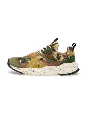 Sneaker con motivo mimetico verde, marrone e giallo con suola bianca screziata e linguette di tiraggio nere sul tallone e sulla linguetta.