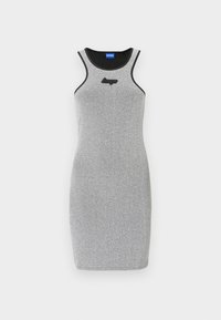 Robe sans manches grise au design ajusté, dotée d'un tissu texturé, d'une bordure noire au niveau du col et d'un petit logo sur la poitrine.