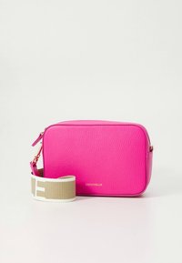 Borsa a tracolla in pelle rosa con finitura testurizzata, forma rettangolare, cerniera dorata e tracolla beige con scritte bianche.