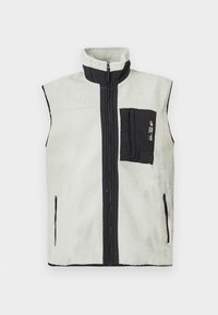 Colete de fleece sem mangas com fecho completo à frente, bolso preto no peito do lado esquerdo e detalhes em preto à volta dos fechos e do colarinho.