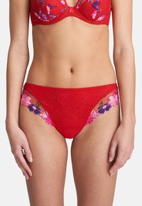 Røde blonde bikini-trusser med blomsterbroderi i pink og blå. Har gennemsigtige sidepaneler og en glat taljeelastik for komfort.