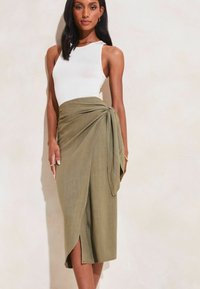 Lipsy TIE WAIST MIDI - Zavinovacia sukňa - khaki green