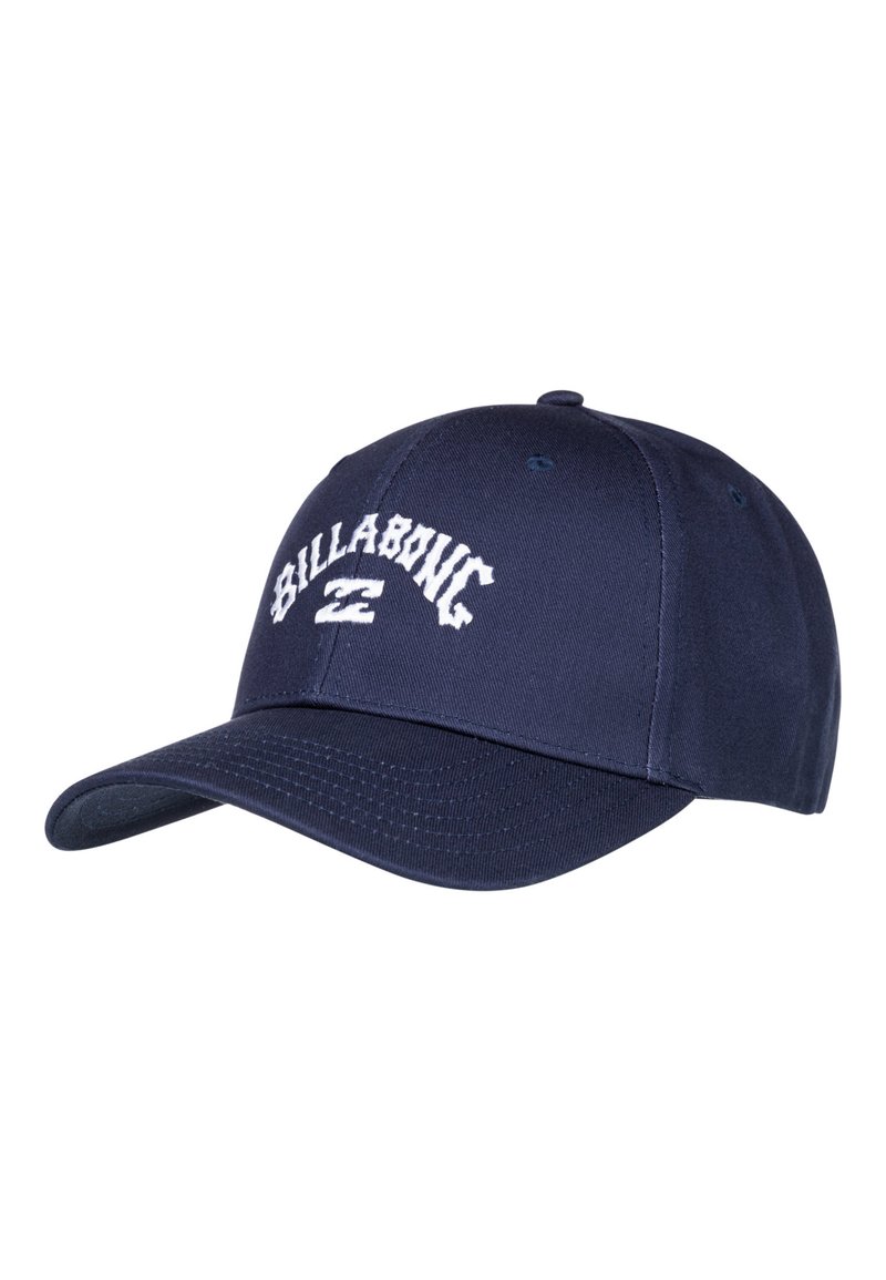 Gorra de béisbol color azul marino hecha de algodón, con el texto "Billabong" bordado en blanco y una visera estructurada y curva.
