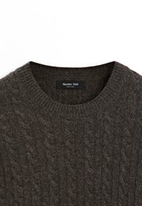 Tmavě hnědý svetr s pleteným vzorem, který má kulatý výstřih a štítek s nápisem "Massimo Dutti". Měkká textilie s viditelnými vlákny.