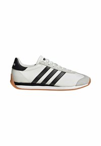 Baskets blanches avec des bandes noires, languette de talon noire, embout gris, lacets blancs et semelle en caoutchouc naturel, vues de profil.