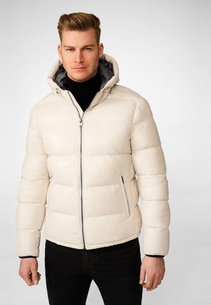Beige gewatteerde jas met een ritssluiting, hoge kraag en capuchon. Voorzien van zijzakken en een gladde, glanzende textuur.