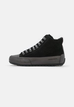 Sort højtop sneaker med grå sål og snørebånd, blødt ruskindsoverdel, for af pels og "Candice Cooper" branding på siden.