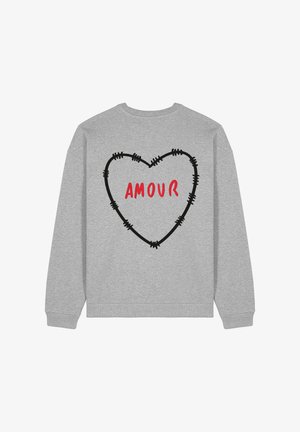 Sweatshirt gris avec un contour de cœur noir cousu et le mot "AMOUR" en rouge, au centre du dos. Coupe décontractée avec des poignets côtelés.