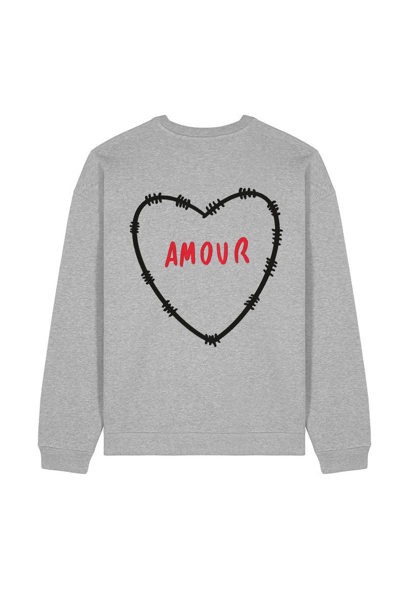Felpa grigia con un contorno di cuore ricamato in nero e la parola "AMOUR" in rosso, al centro sul retro. Vestibilità rilassata con polsini a coste.