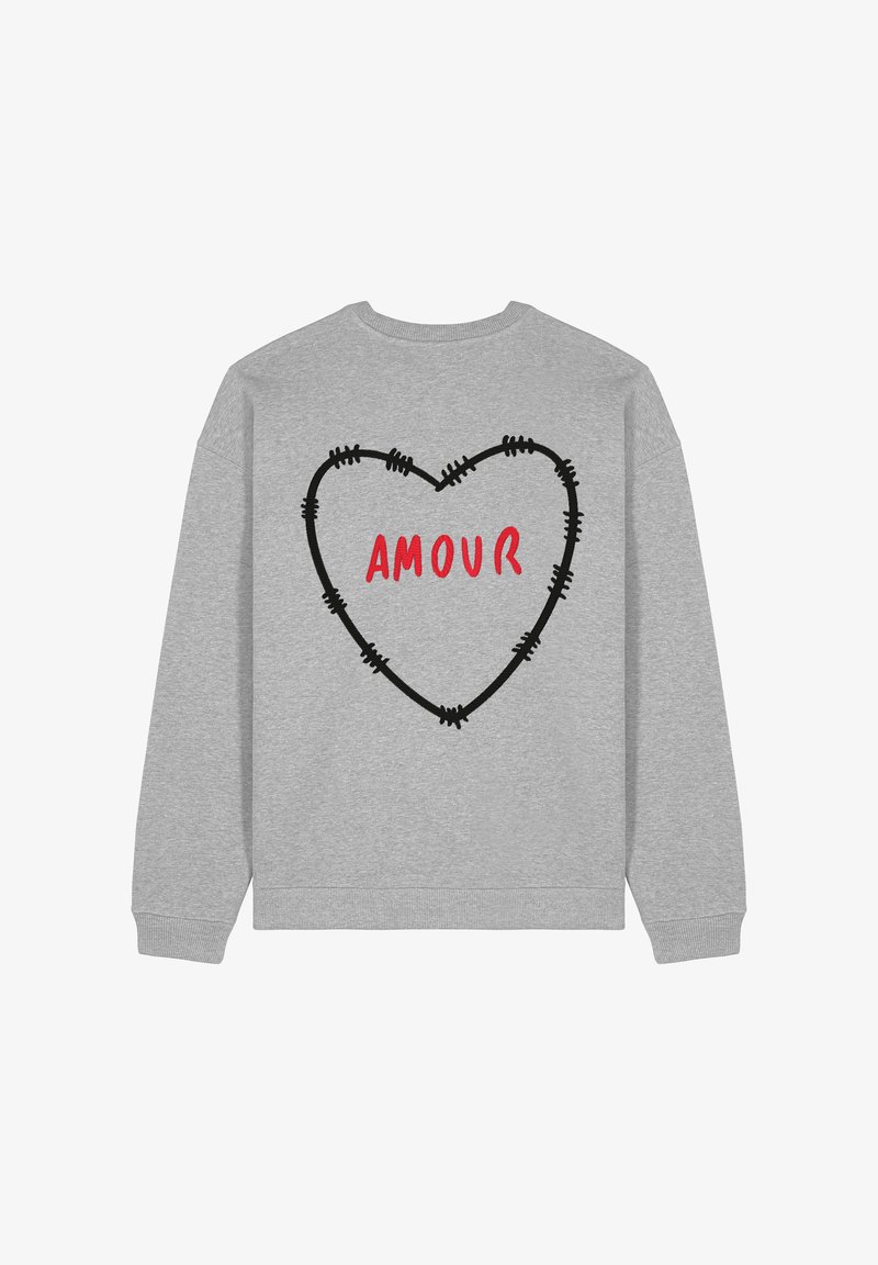 Felpa grigia con un contorno di cuore ricamato in nero e la parola "AMOUR" in rosso, al centro sul retro. Vestibilità rilassata con polsini a coste.