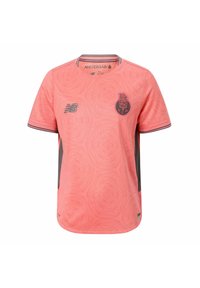 Korallinpunainen urheilupaita, jossa geometrinen kuvio, musta logo vasemmassa rinnassa, musta New Balancen tunnus oikealla ja mustat sivupaneelit.