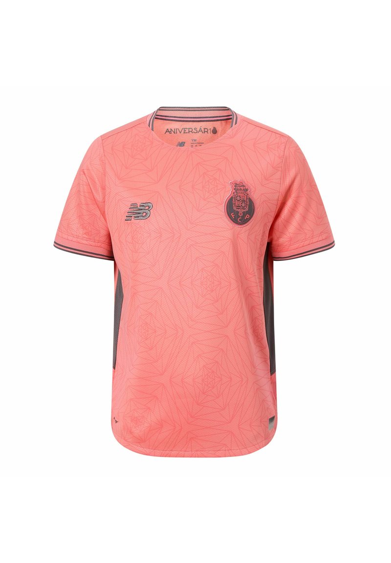 Korallenrosa Sporttrikot mit geometrischem Muster, schwarzem Logo auf der linken Brust, schwarzem New Balance Emblem auf der rechten Seite und schwarzen Seiteneinsätzen.