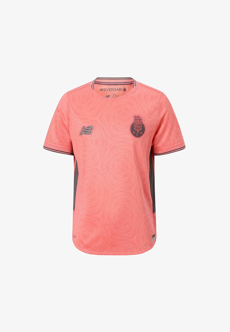 Korallenrosa Sporttrikot mit geometrischem Muster, schwarzem Logo auf der linken Brust, schwarzem New Balance Emblem auf der rechten Seite und schwarzen Seiteneinsätzen.