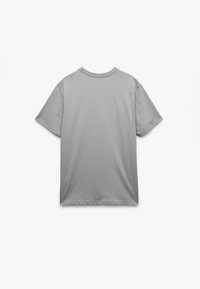 Camiseta gris de manga corta, hecha de algodón, con un escote redondo y un color sólido sin patrones ni detalles adicionales.
