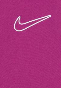 Magenta tygskjorta med en framträdande vit Nike swoosh-logotyp. Slät textur med en enfärgad design, utan ytterligare mönster eller detaljer.