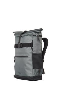 Zaino grigio a roll-top realizzato in un tessuto resistente, con spallacci regolabili, tasca frontale con zip e tasca laterale in rete per ulteriore spazio di archiviazione.