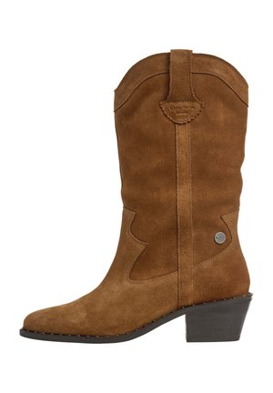 Botte western en daim marron mi-mollet avec un talon bas empilé et un détail de logo rond en métal sur le côté.