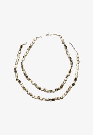 Náhrdelník se stříbrným tónem s obdélníkovými články, zdobený vloženými obdélníkovými drahokamy ve odstínech zelené a žluté, s nastavitelností délky.