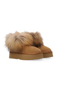 Semišové nazouvací boty s tlustou hnědou podrážkou, které mají objemný světle hnědý kožíšek na horním lemu pro větší teplo a texturu.