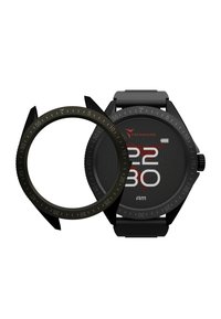 Zwarte digitale klok met een ronde wijzerplaat, vet witte cijfers, gestructureerde achtergrond en verwijderbare zwarte bezel. Kenmerken zijn onder andere een batterij-icoon als indicator.