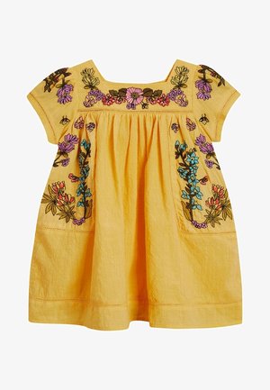Robe jaune avec broderies florales multicolores, manches courtes, encolure carrée et coupe ample avec tissu froncé.