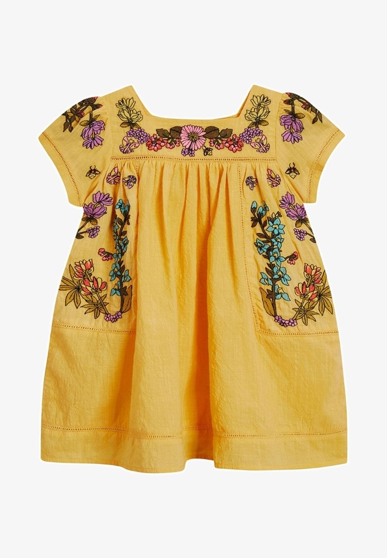 Robe jaune avec broderies florales multicolores, manches courtes, encolure carrée et coupe ample avec tissu froncé.