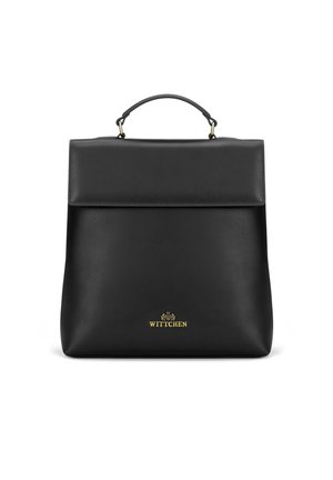 Černá kožená kabelka se strukturovaným tvarem, plochým víkem, krátkým držadlem a zlatým logem. Hladký povrch a minimalistický design.