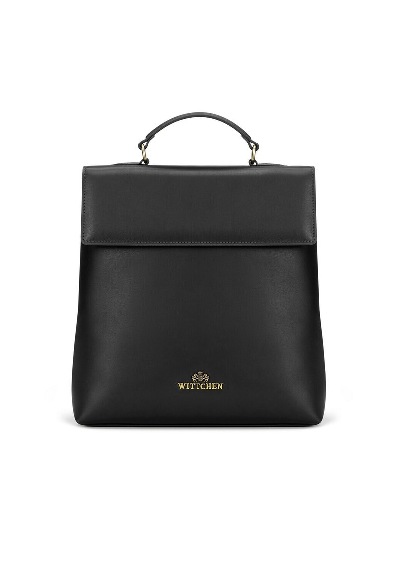 Borsa a tracolla in pelle nera con una forma strutturata, pattina superiore piatta, manico corto e accento del logo dorato. Texture liscia e design minimalista.