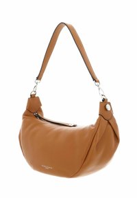 Borsa a spalla in pelle marrone con una forma arrotondata, dotata di chiusura con zip e una tracolla piatta con dettagli in metallo argentato.