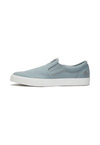 Zapatillas slip-on de color azul claro, hechas de lona, con inserciones elásticas, suela de goma blanca y pequeño logo en el lateral.