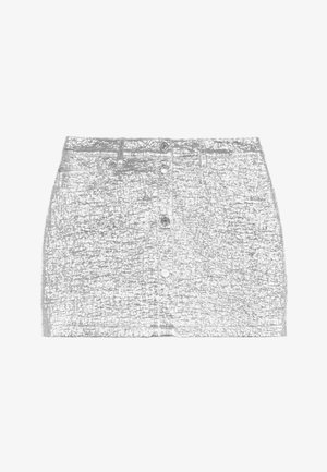 Jupe en denim argenté avec une surface texturée, présentant une fermeture à boutons sur le devant, cinq poches et une coupe ajustée.