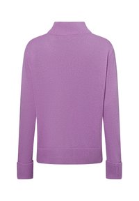 Paarse gebreide trui met een hoge hals, lange mouwen en geribbelde cuffs en zoom, met een gladde textuur en eenvoudig ontwerp.