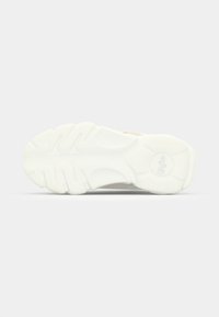 Semelle de basket en caoutchouc blanc présentant un design texturé et contourné avec des motifs de crampons proéminents et un logo circulaire au centre.