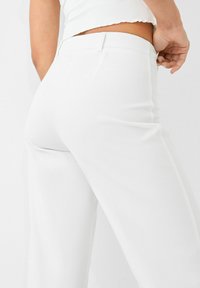 Bershka Tygbyxor - white