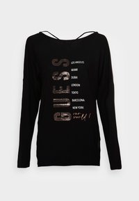 Schwarzes Langarmshirt mit entspanntem Ausschnitt. Auf der Vorderseite sind Städtenamen in weißem und reflektierendem silbernen Text sowie Akzenten in roségold dargestellt.
