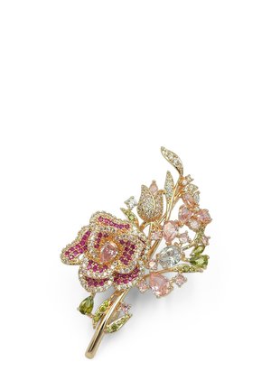 Spilla floreale placcata oro con gemme rosa e viola, dettagli intricati di foglie e design testurizzato con finitura lucida.