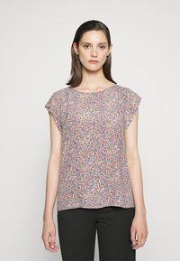 Blusa floral de manga curta em tons de rosa e azul, com um corte descontraído e decote redondo, confeccionada em tecido leve.