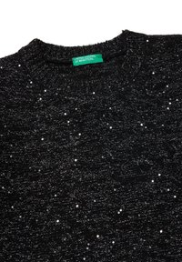 Černý pletený svetr s kulatým výstřihem, s texturovaným povrchem a rozptýlenými malými flitry pro přidaný detail. Viditelná značka.