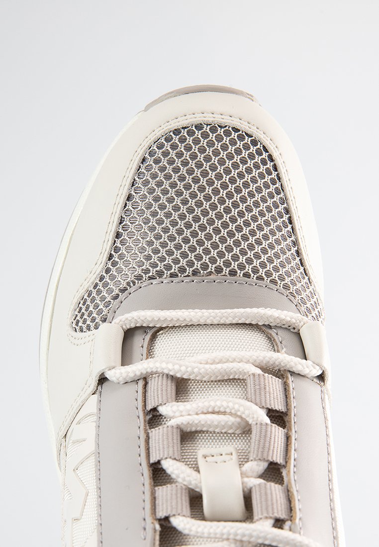 Sneaker bianca e beige con tomaia in rete, dettagli in pelle testurizzata e lacci piatti con un design degli occhietti rinforzato.