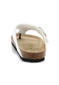 Infradito bianchi con standard in sughero, suola testurizzata e un accento di fibbia argentata, con un design aperto e materiale liscio.