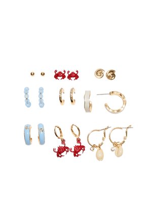 Dziewięć par kolczyków wkrętek i kołeczków, w tym złote kulki, czerwone kraby, złote spirale, niebieskie koraliki, emaliowane koła i muszelkowe zawieszki na złotych kołach.