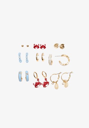 Deveter pari uhanov, sestavljenih iz sponk in obročev, vključno z zlatimi kroglicami, rdečimi rakci, zlatimi spiralami, modrimi perlicami, emajliranimi obroči in školjčnimi obeski na zlatih obročih.