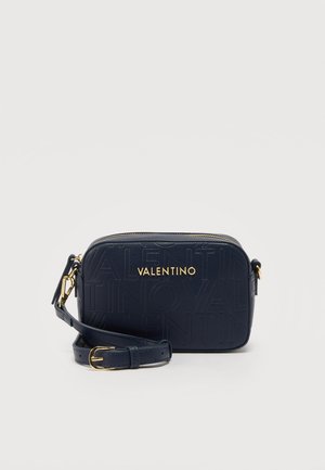 Petit sac bandoulière bleu marine Valentino avec motif logo embossé, fermeture éclair dorée, sangle réglable et lettrage logo doré sur le devant.