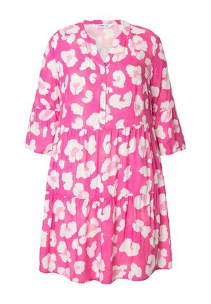 Vestido rosa con estampado abstracto de leopardo blanco, mangas de tres cuartos, escote abotonado, diseño en capas y textura de tela suave.