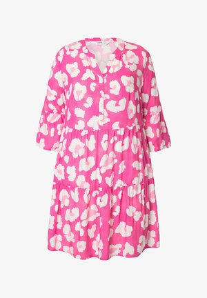 Vaaleanpunainen mekko, jossa on valkoinen abstrakti leopardikuosi, kolmannen neljänneksen hihat, nappikaulus, kerroksellinen muotoilu ja sileä kangastuntuma.