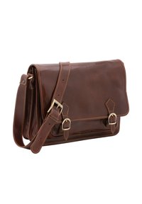 Borsa a tracolla in pelle marrone con pattina piatta, tracolla regolabile e accenti in fibbia. Texture liscia con dettagli di cucitura in contrasto.