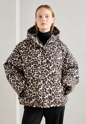 Casaco puffer em estampado de leopardo com capuz, apresentando um design espesso e acolchoado em tons de bege e preto. Detalhes com fechos éclair e bolsos laterais.